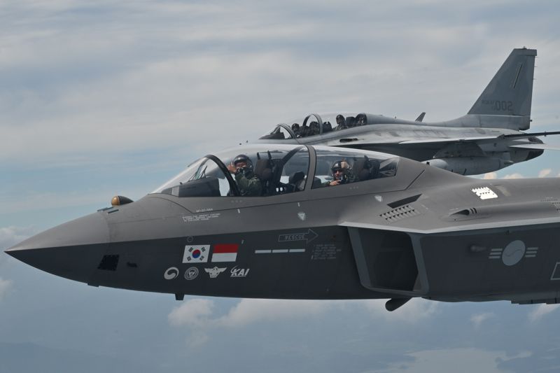 이영수 공군참모총장과 이브라힘 나세르 모하메드 알 알라위(Ibrahim Nasser Mohammed Al Alawi) 아랍에미리트연합국 국방차관은 8월 7일(목) 공군 사천기지를 찾아 FA-50, KF-21에 각각 탑승해 국산항공기의 우수성을 체험하는 우정비행을 실시했다. 사진은 KF-21에 탑승한 알 알라위 UAE 국방차관이 후방석에서 엄지를 치켜세우는 모습. 공군 제공