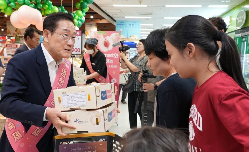 최기문 영천시장이 7일 서울 이마트 용산점에서 영천 복숭아 판촉활동을 펼치고 있다. (영천시 제공. 재판매 및 DB금지) 2025.8.7/ 뉴스1 ⓒ News1 정우용 기자