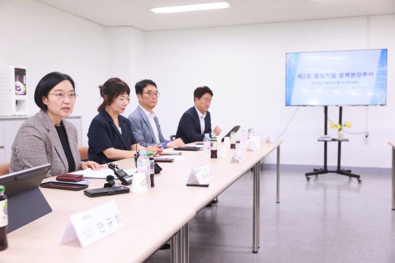 한성숙 중소벤처기업부 장관이 6일 경기 광주 실리콘투에서 열린 '제2회 중소기업 정책현장투어'에서 모두 발언을 하고 있다.(중소벤처기업부 제공)