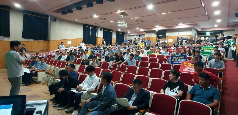 [바카라사이트=뉴시스] 지난 6일 바카라사이트 청소년수련관에서 예정됐던 산업통상자원부의 '고준위 방사성폐기물 관리에 관한 특별법 시행령 제정안 설명회'가 주민들의 강한 반대에 무산된 가운데 고창군한빛원전범군민대책위원회 조규철 위원장 등 참석한 주민들이 법안 제정에 반대하는 목소리를 높이고 있다. *재판매 및 DB 금지