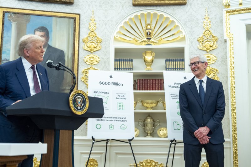 도널드 트럼프 미국 대통령이 6일(현지시간) 워싱턴DC의 백악관 오벌 오피스에서 팀 쿡 애플 CEO(오른쪽)와 함께 애플의 투자 계획에 대해 설명하고 있다. 이날 쿡 CEO는 미국에 1000억달러(약 140조원) 규모의 추가 투자를 할 계획이라고 발표했고, '애플 미국 제조 프로그램' '메이드 인 USA' 문구와 트럼프 대통령 이름이 새겨진 애플 로고의 유리 기념패를 트럼프에게 선물했다. 트럼프 대통령은 이 행사에서 관세 성과를 강조하면서 "미국으로 들어오는 모든 반도체에 100%의 관세를 부과하겠다"고 발표했다. AP로이터뉴스1