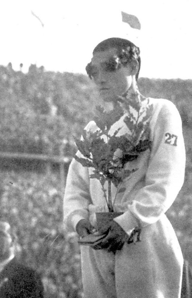 1936년 베를린 올림픽 마라톤 경기에서 금메달을 차지한 고 손기정 선수가 월계수 식물로 가슴에 메단 일장기를 가리고 시상대 위에 서 있다.로이터 뉴스1