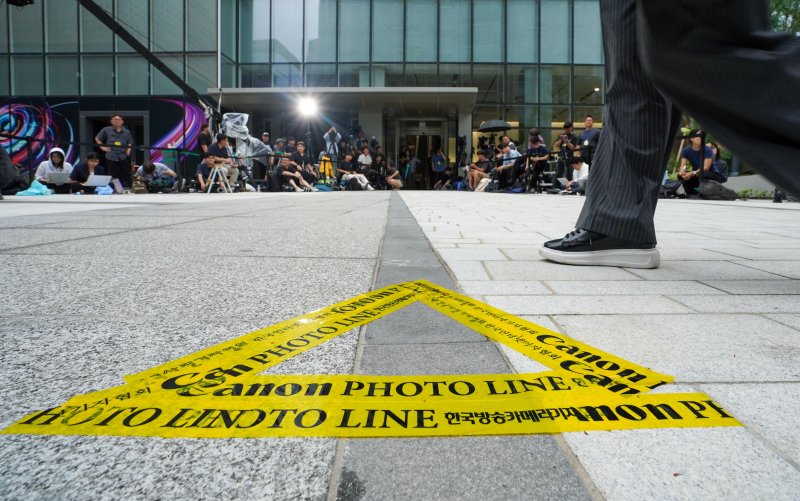 [서울=뉴시스] 사진공동취재단 = 전날 오전 서울 종로구 김건희 특검팀(특별검사 민중기)사무실 앞에 포토라인이 설치돼 있다. 이날 도이치모터스 주가조작 연루 의혹 등을 받는 김건희 여사가 특검에 출석했다. 2025.08.07. photo@newsis.com