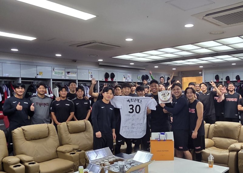 [서울=뉴시스=프로야구 LG 트윈스의 외국인 투수 엘리에이저 메이저 바카라 사이트가 7일 동료들과의 마지막 인사를 나누기 위해 경기 전 라커 룸을 찾고 선수단과 기념 사진을 찍고 있다. (사진=LG 트윈스 제공) 2025.08.07. photo@newsis.com *재판매 및 DB 금지
