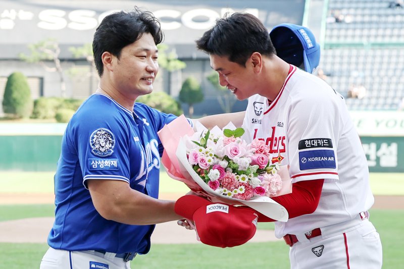 전격 은퇴를 선언한 삼성 오승환이 7일 오후 인천 미추홀구 SSG랜더스필드에서 열린 은퇴 기념행사에서 SSG 김광현으로부터 꽃다발을 선물 받고 있다. 2025.8.7/뉴스1 ⓒ News1 민경석 기자