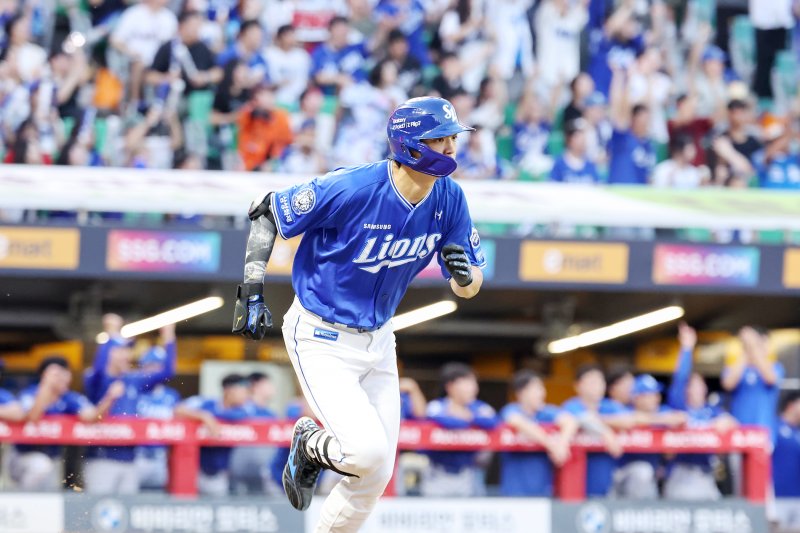 7일 오후 인천 미추홀구 SSG랜더스필드에서 열린 2025 신한 SOL Bank KBO리그' 삼성 라이온즈와 SSG 랜더스의 경기 4회초 2사 주자 2,3루 상황에서 삼성 구자욱이 3타점 적시타를 친 뒤 1루를 향해 달리고 있다. 2025.8.7/뉴스1 ⓒ News1 민경석 기자