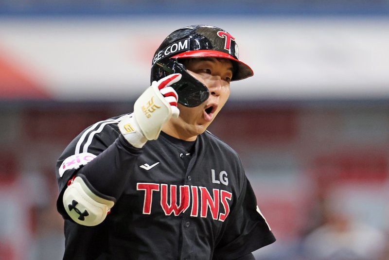 [서울=뉴시스] 김금보 기자 = 8일 서울 구로구 고척스카이돔에서 열린 프로야구 2025 KBO리그 LG 트윈스와 키움 히어로즈의 경기, 7회초 2사 2루 LG 김현수가 2점 홈런을 치고 기뻐하고 있다. 2025.06.08. kgb@newsis.com