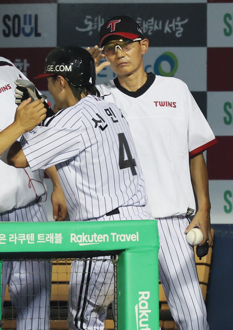 [서울=뉴시스] 김진아 기자 = 29일 서울 송파구 잠실야구장에서 열린 2025 KBO리그 kt wiz와 LG 트윈스의 경기, 5회말 1사 2루 문성주 1타점 적시타 때 홈으로 들어온 신민재를 염경엽 감독이 격려하고 있다. 2025.07.29. bluesoda@newsis.com