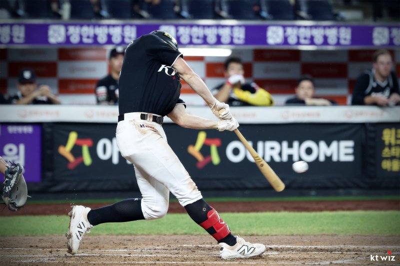 [서울=뉴시스] 프로야구 KT 위즈 앤드류 스티븐슨이 6일 대전 한화생명볼파크에서 열린 2025 신한 쏠뱅크 KBO리그 한화 이글스와의 경기에서 안타를 치고 있다. (사진=KT 위즈 제공) 2025.08.06. *재판매 및 DB 금지
