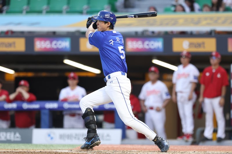 [서울=뉴시스] 프로야구 삼성 라이온즈 구자욱이 7일 인천 SSG랜더스필드에서 열린 2025 신한 쏠뱅크 KBO리그 경기 SSG 랜더스와의 경기에서 안타를 치고 있다. (사진=삼성 라이온즈 제공) 2025.08.07. *재판매 및 DB 금지