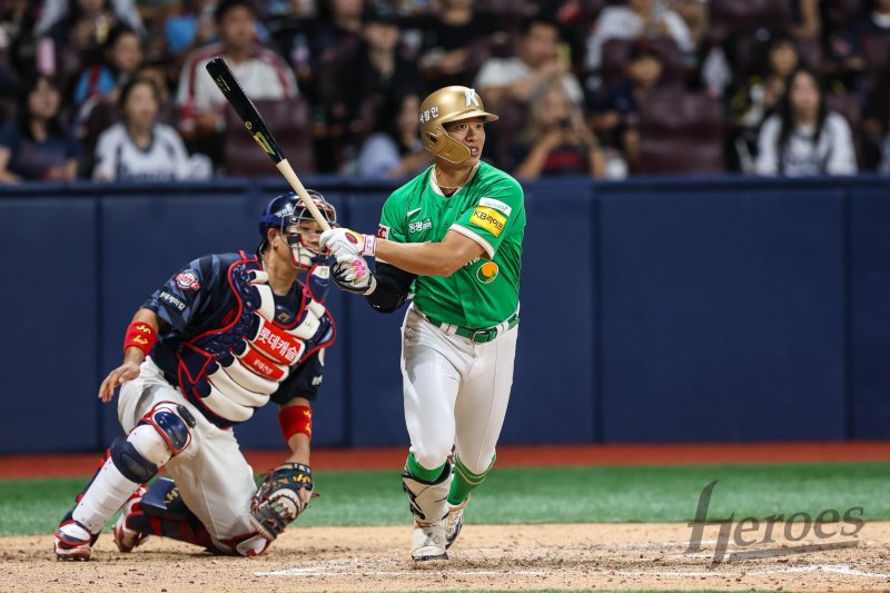 [서울=뉴시스] 프로야구 키움 히어로즈 송성문이 3일 고척스카이돔에서 열린 2025 신한 쏠뱅크 KBO리그 롯데 자이언츠와의 경기에서 안타를 치고 있다. (사진=키움 히어로즈 제공) 2025.08.03. *재판매 및 DB 금지