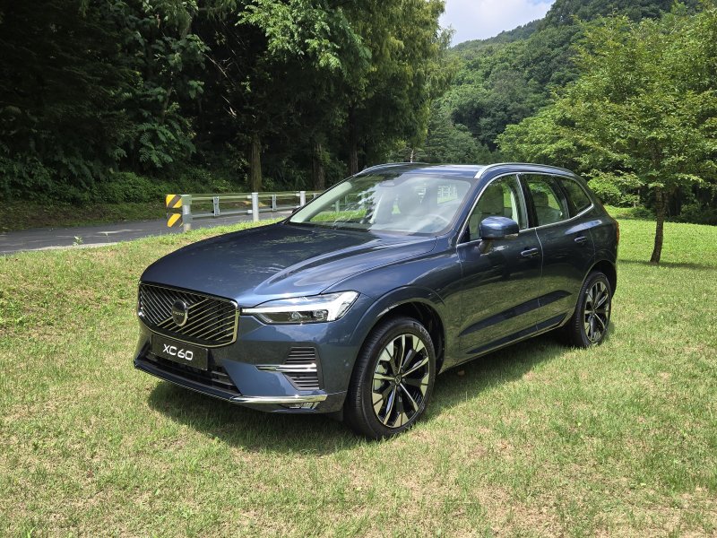 볼보자동차 중형 스포츠유틸리티차(SUV) 'XC60' 2세대 2차 페이스리프트 모델 외관. 브라이트 테마가 적용된 B5 AWD 울트라 트림으로, 프런트 그릴이 전작의 수직형 크롬 재질에서 벗어나 사선형 무광으로 변경됐다. 프런트 그릴 테두리와 도어 트림은 브라이트 테마에선 전작과 동일하게 크롬으로 처리됐다. 2025.08.05/뉴스1 김성식 기자