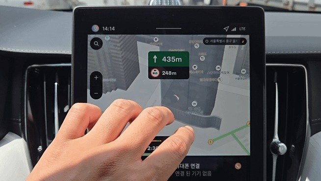 신형 XC60에 탑재된 센터 디스플레이.11.2인치로 전작 대비 2.2인치 더 커진 데다 칩셋으로는 퀄컴 시스템온칩(SoC)인 스냅드래곤이 탑재돼 2배 더 빠른 응답속도를 보인다. 2025.08.05/뉴스1 김성식 기자