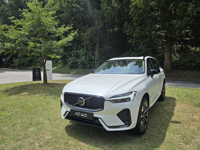 다크 테마가 적용된 XC60 B5 AWD 울트라 트림으로, 프런트 그릴 테두리와 도어 가장자리까지 크롬이 아닌 블랙 하이그로시로 처리됐다. 2025.08.05/뉴스1 김성식 기자