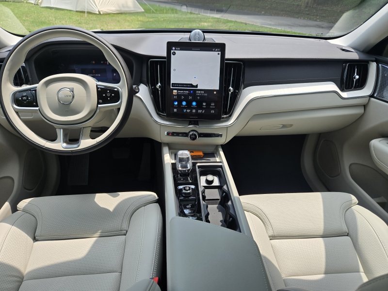 신형 XC60 실내 모습. 브라운 우드였던 대시보드 장식이 화이트 우드로 대체돼 실내 분위기가 한층 밝아졌다. 시트는 새롭게 추가된 블론드 색상. 2025.08.05/뉴스1 김성식 기자