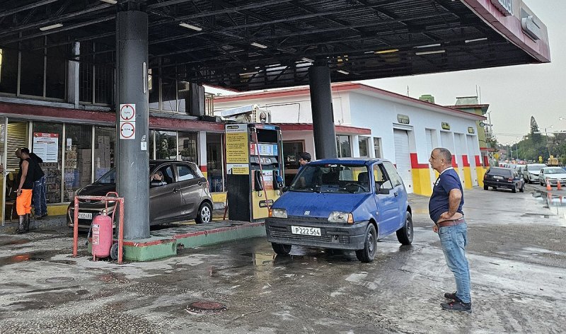 장시간 대기 끝에 주유하는 쿠바 주민 (출처=연합뉴스)