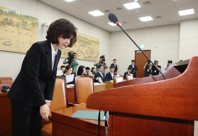 [서울=뉴시스] 고승민 기자 = 이진숙 사회부총리 겸 교육부 장관 후보자가 16일 서울 여의도 국회 교육위원회에서 열린 인사청문회에서 모두발언 후 인사를 하고 있다. 2025.07.16. kkssmm99@newsis.com