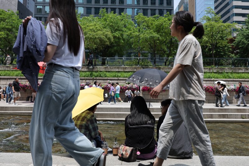 반팔을 입고 거리를 걷는 시민들(사진은 기사 내용과 무관함) / 뉴스1 ⓒ News1