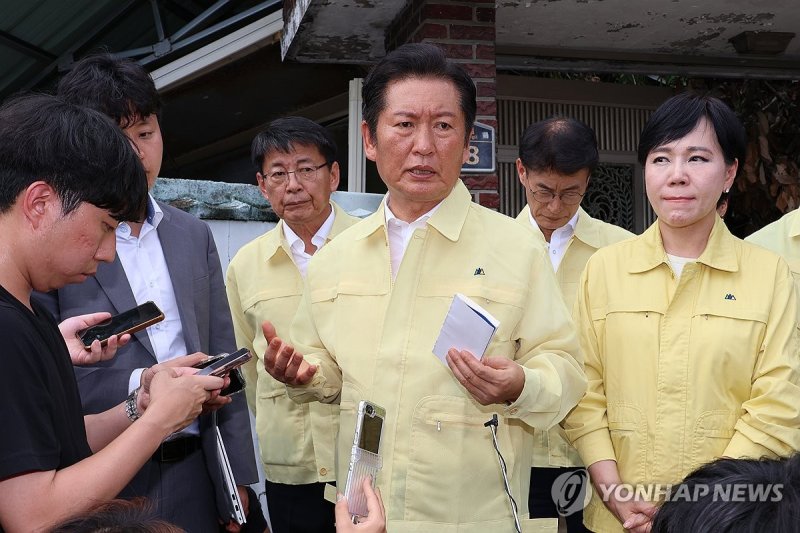 취재진 질문에 답하는 정청래 대표 (출처=연합뉴스)