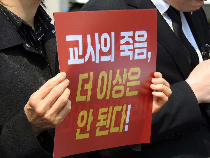 [제주=뉴시스] 오영재 기자= 한국교원단체총연합회가 27일 오후 제주도교육청 앞에서 고 현승준 교사 사망 사건 진상 규명 및 명예회복, 교권 보호 대책 촉구 기자회견을 하고 있다. 2025.05.27. oyj4343@newsis.com