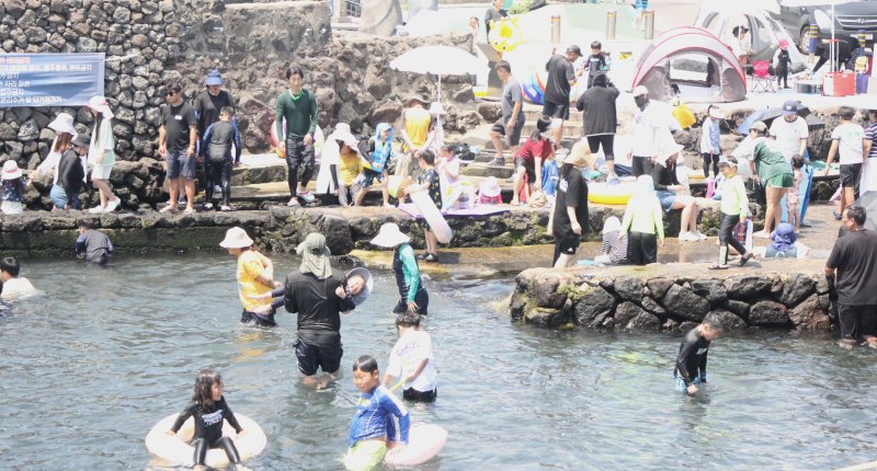 2일 오후 제주시 삼양동 용천수 '샛도리물'을 찾은 피서객들이 물놀이하며 무더위를 식히고 있다. 위를 식히고 있다.2025.8.2/뉴스1 ⓒ News1 강승남 기자