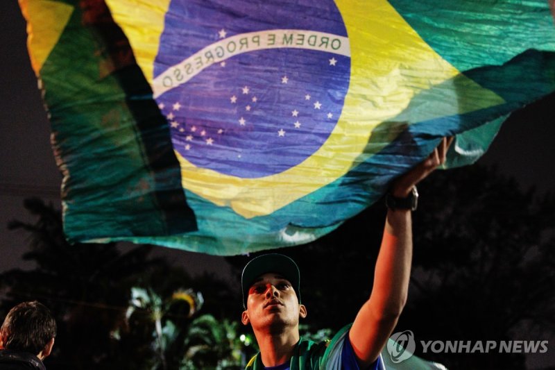 6일(현지시간) 미국 총영사관 앞에서 대법관 규탄 시위하는 브라질 보우소나루 전 대통령 지지자 (출처=연합뉴스)