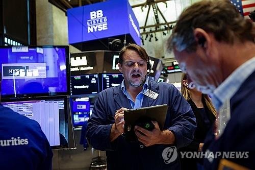 뉴욕증권거래소의 트레이더 (출처=연합뉴스)