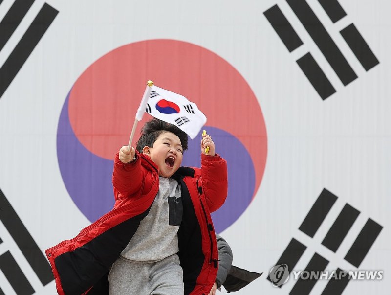 '태극기 흔들며' (출처=연합뉴스)