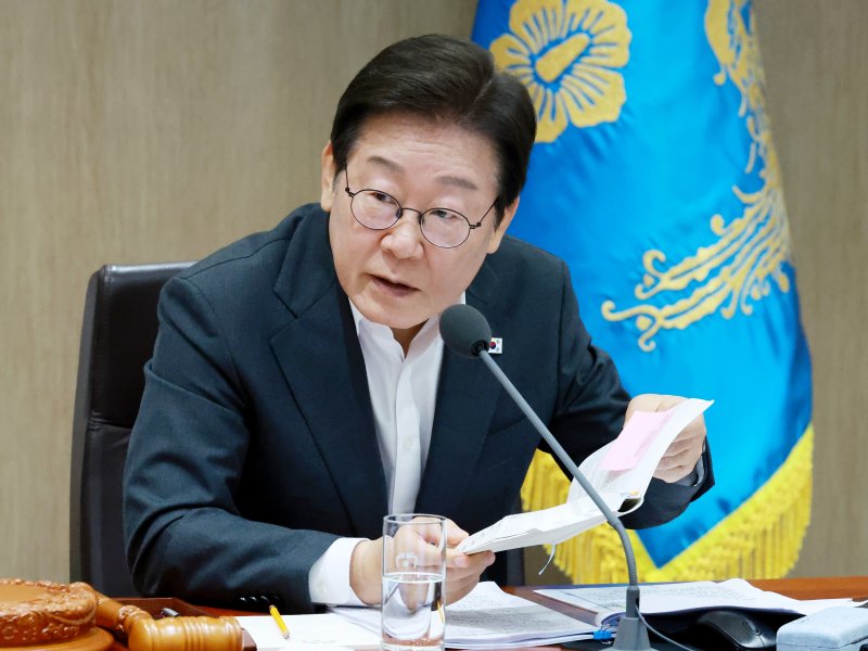 [서울=뉴시스] 최동준 기자 = 이재명 대통령이 29일 서울 용산 대통령실 청사에서 열린 국무회의에서 참석자들과 중대재해 반복 발생 근절 대책 관련 토론을 하고 있다. (대통령실통신사진기자단) 2025.07.29. photocdj@newsis.com