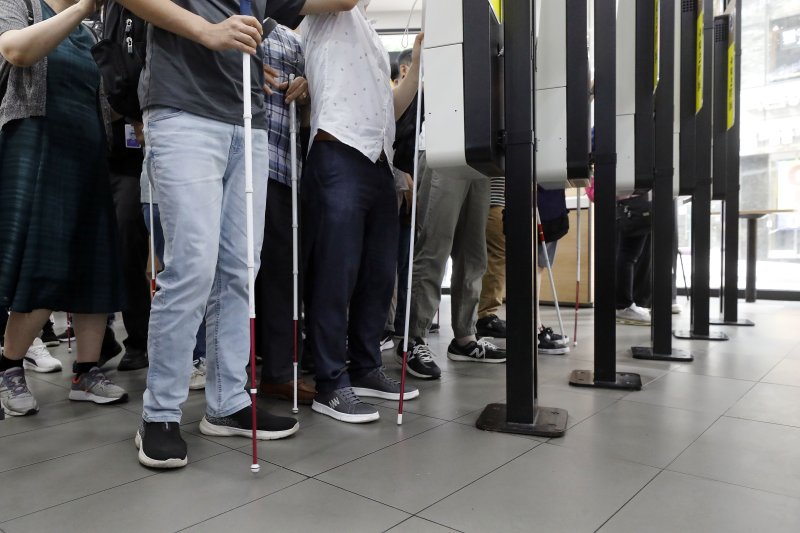 [서울=뉴시스] 시각장애인권리보장연대가 시각장애인의 정보 접근 차별 철폐를 주장하는 캠페인을 하는 모습 (사진=뉴시스 DB) 2022.07.11. photo@newsis.com