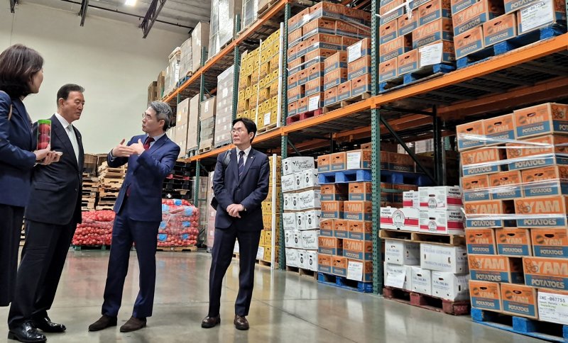 [세종=뉴시스] 한국농수산식품유통공사(aT)는 홍문표 사장이 지난 20~21일(현지 시간) 미국 로스앤젤레스(LA)에서 주요 한국 농식품 수입업체 및 동포 경제인 단체와 만나 미국 서부 시장 공략을 위한 실질적인 수출 확대 방안을 논의했다고 22일 밝혔다.(사진=aT 제공) 2025.04.22. photo@newsis.com *재판매 및 DB 금지