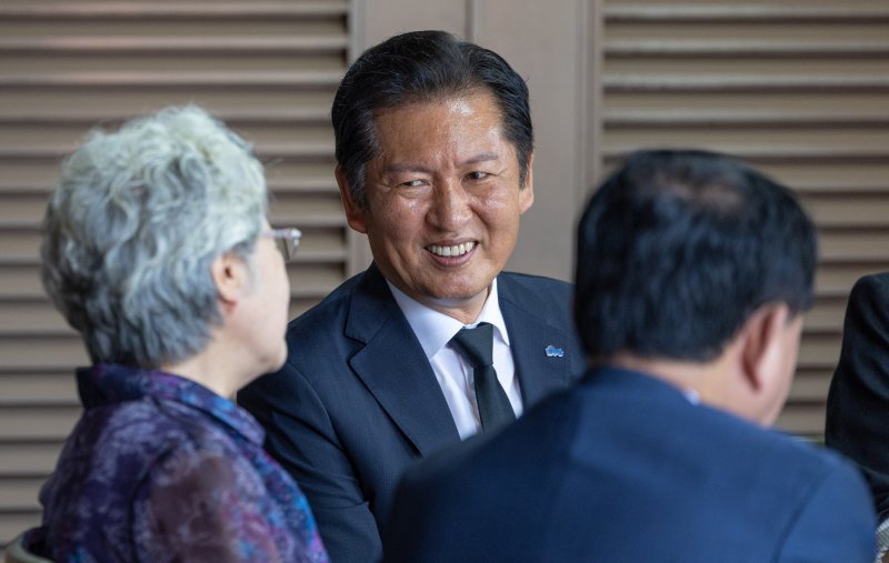 정청래 더불어민주당 대표가 7일 경남 김해시 봉하마을 노무현 전 대통령 사저를 예방해 권양숙 여사와 대화를 하고 있다. (더불어민주당 제공. 재판매 및 DB금지) 2025.8.7/뉴스1