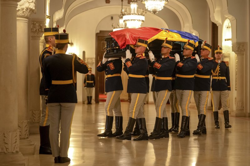 [부쿠레슈티(루마니아)= AP/뉴시스] 6일 거행된 루마니아의 이온 일리에스쿠 전대통령(95) 국가 장례식에서 군의장대가 대통령궁으로부터 그의 관을 운반하고 있다. 2025.08.08.