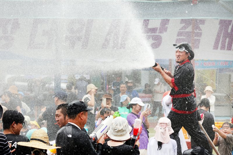 [평창=뉴시스] 3일 오후 강원 평창군 대화면 땀띠공원 일원에서 열린 '2025 평창더위사냥축제'를 찾은 방문객들이 물총을 쏘며 땀띠귀신을 사냥하는 워터워를 즐기고 있다.(사진=평창군 제공) 2025.08.03. photo@newsis.com *재판매 및 DB 금지