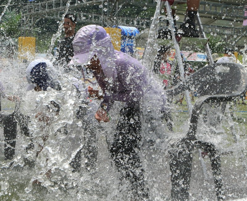 [평창=뉴시스] 이덕화 기자 = 2일 강원 평창군 대표 여름축제인 '더위사냥축제' 개막식이 열린 가운데 축제장인 대화면 땀띠공원은 찾은 방문객들이 물양동이 냉천수 폭포를 맞으며 더위를 식히고 있다. 2025.08.02. wonder8768@newsis.com