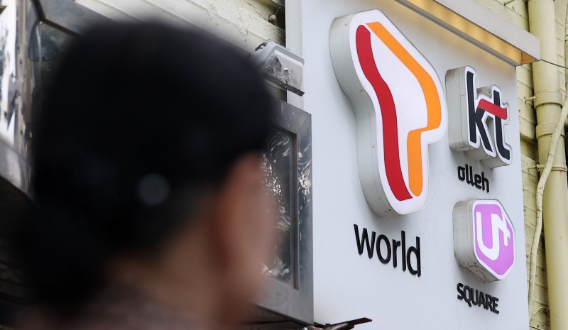 [서울=뉴시스] 김선웅 기자 = 사진은 2일 서울 시내 핸드폰 판매점의 모습. 2025.06.02. mangusta@newsis.com