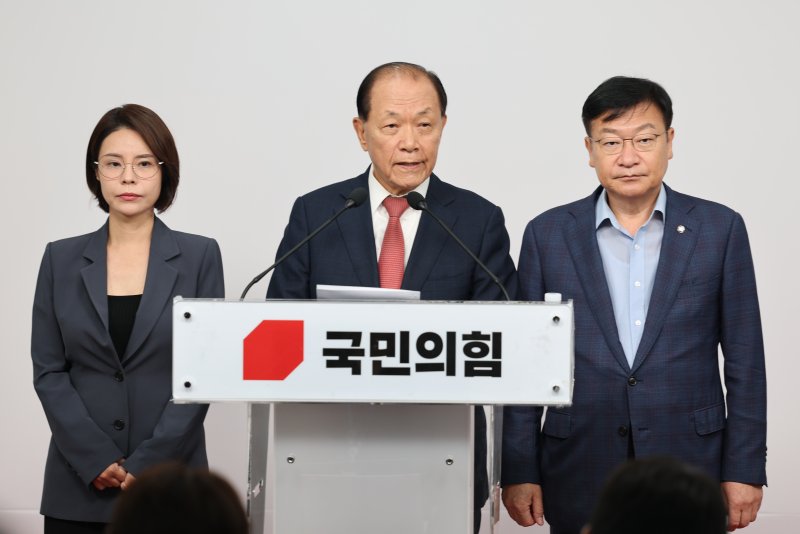 황우여 국민의힘 선거관리위원장이 7일 서울 여의도 국민의힘 당사에서 당대표 및 최고위원 후보자 예비경선 여론조사 결과를 발표하고 있다. 2025.8.7/뉴스1 ⓒ News1 이승배 기자