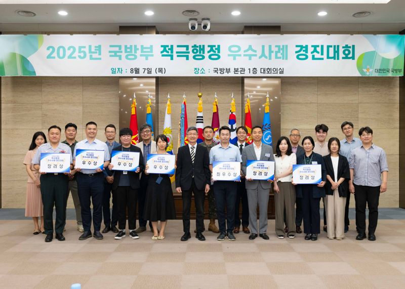 김준모 국방부 적극행정위원장(사진 앞줄 왼쪽에서 다섯 번째)과 수상자 및 심사위원들이 함께 기념 촬영을 하고 있다. 국방부 제공