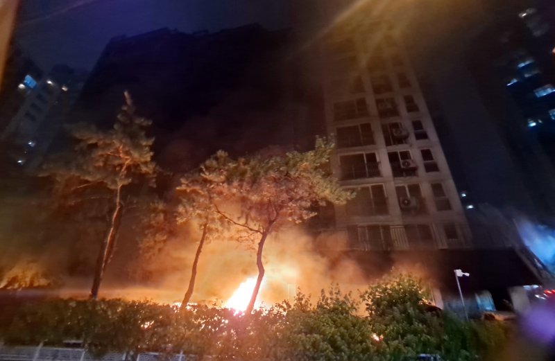 지난달 17일 오후 9시 5분께 발생한 경기 광명시 소하동 아파트 화재 모습 (경기도소방재난본부 제공, 재판매 및 DB 금지) 2025.7.17/뉴스1