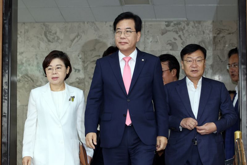 송언석 국민의힘 비대위원장 겸 원내대표가 8일 국회에서 열린 원내대책회의에 참석하고 있다. 사진=서동일 기자