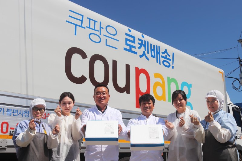 [서울=뉴시스] 쿠팡이 제주에서 갓 잡은 생갈치와 옥돔 같은 수산물을 다음날 고객에게 새벽배송하는 '항공직송' 서비스가 도입 한 달 만에 현지 어민과 전국 고객들에게 호응을 얻고 있다고 8일 밝혔다. (사진=쿠팡 제공) *재판매 및 DB 금지