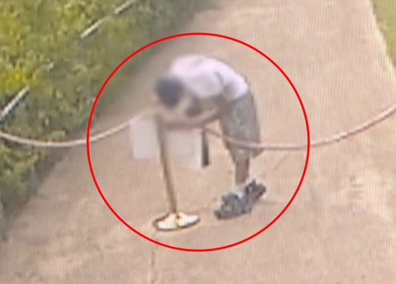 한양도성 보호구역에 이벤트용 스티커를 붙이는 모습. /사진=서경덕 교수 제공, 채널A