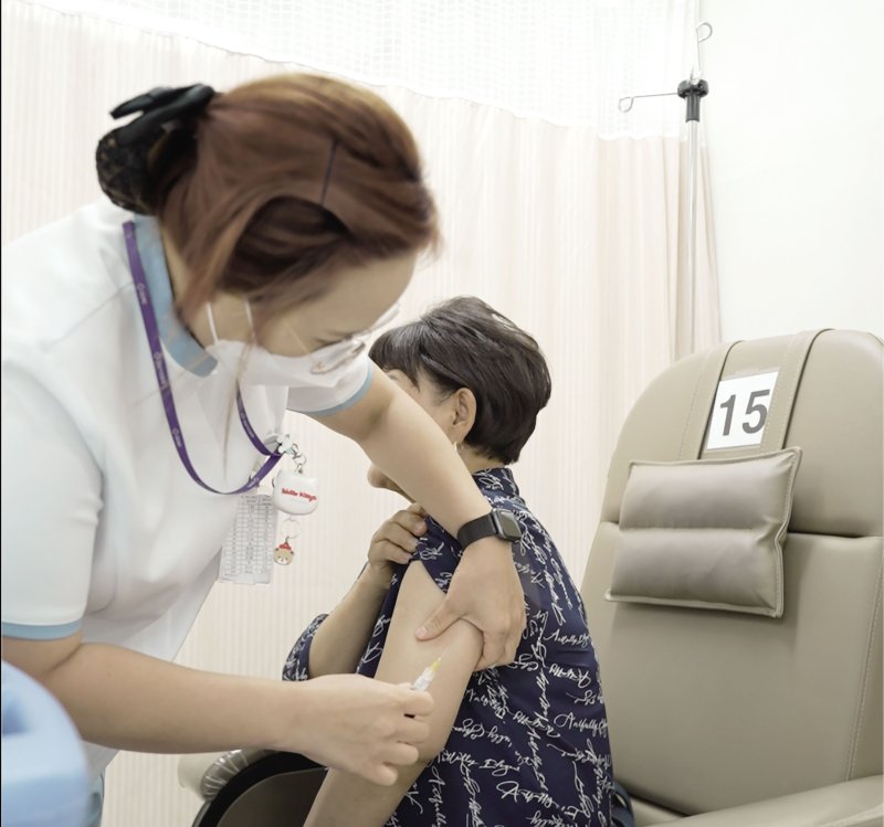 한 성남시민이 의료기관에서 대상포진 예방접종을 하고 있다. 성남시 제공