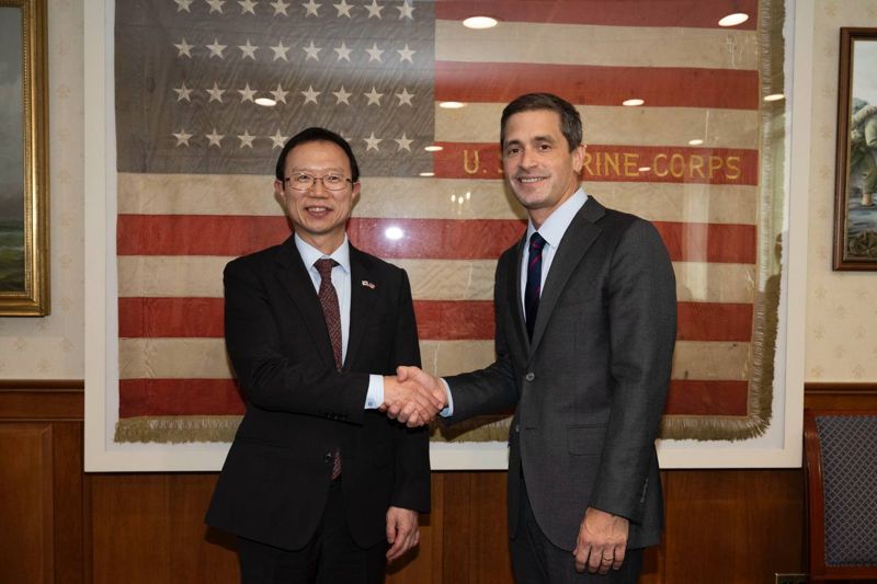 강환석 방위사업청 차장과 제이슨 포터 미 해군성 연구개발획득차관보가 미 워싱턴 D.C. 미 해군성에서 면담 후 기념촬영을 하고 있다. 방사청 제공