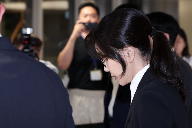 윤석열 전 대통령의 부인 김건희 여사가 6일 서울 종로구 KT광화문빌딩에 마련된 김건희 특검팀(특별검사 민중기) 사무실에서 조사를 마친 후 귀가하고 있다. 2025.8.6/뉴스1 ⓒ News1 김성진 기자