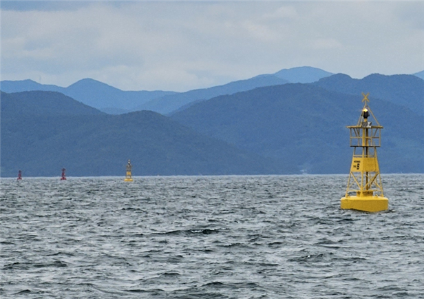 항해 선박의 안전 유도를 위해 설치된 공사용등부표. 부산지방해양수산청 제공
