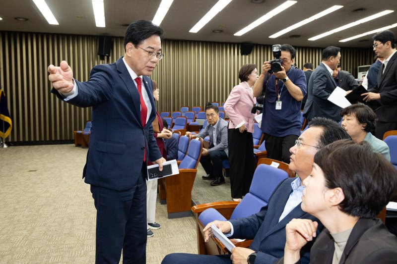 송언석 국민의힘 비상대책위원장이 7일 서울 여의도 국회에서 열린 긴급 의원총회에서 유상범 원내수석부대표를 비롯한 의원들과 대화하고 있다. 국민의힘은 이날 긴급 의원총회를 열고 보좌진 명의의 차명 주식거래를 했다는 의혹이 불거진 이춘석 무소속 의원에 대한 특검법안을 당론으로 채택했다. 2025.8.7/뉴스1 ⓒ News1 유승관 기자