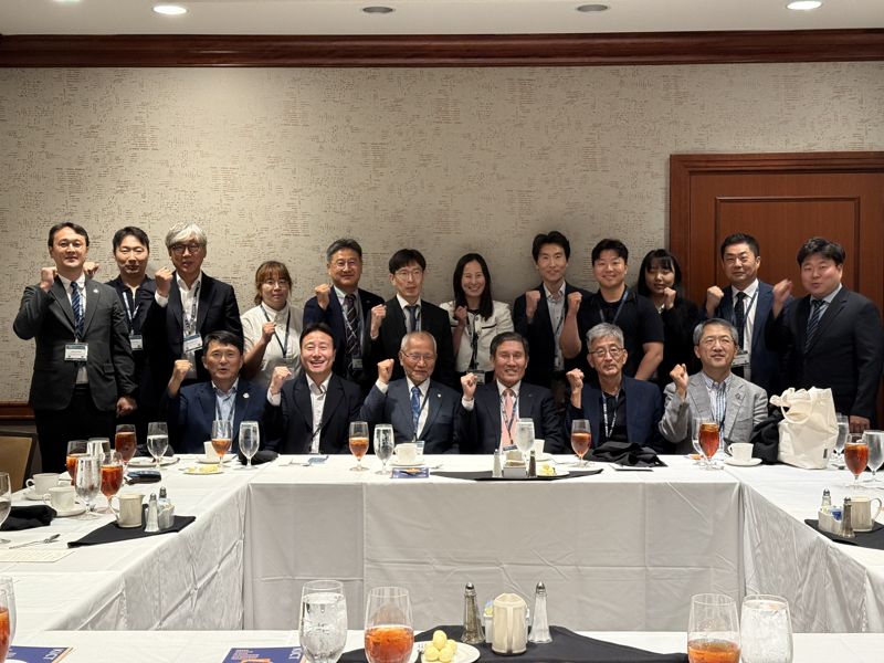 KICT-건설·토목 분야 재미한인과학자 교류협력회에 참석한 박선규 건설기술연구원 원장(첫째줄 오른쪽 세번째) 등 참석자들이 단체 기념사진을 촬영하고 있는 모습. 한국건설기술연구원 제공