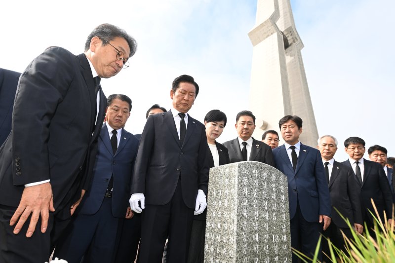 정청래 더불어민주당 대표가 8일 오전 광주 북구 운정동 국립5·18민주묘지를 찾아 윤상원 열사의 묘소를 참배하고 있다. 뉴시스