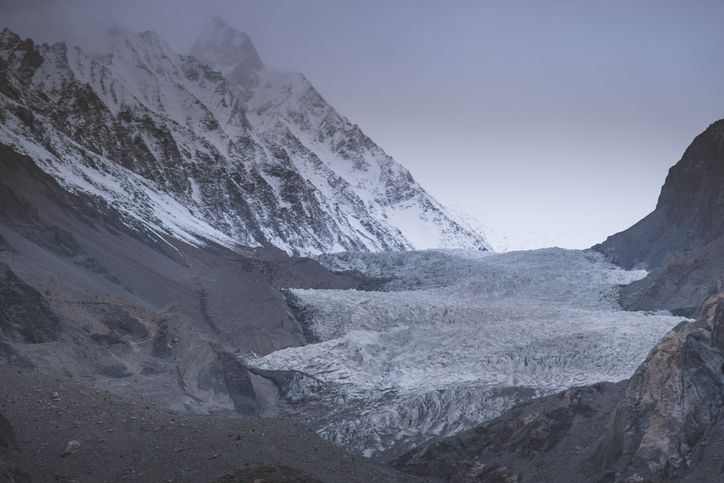 믿을 수 없이 온전한 상태…28년 전 실종된 男 빙하 속 극적 발견